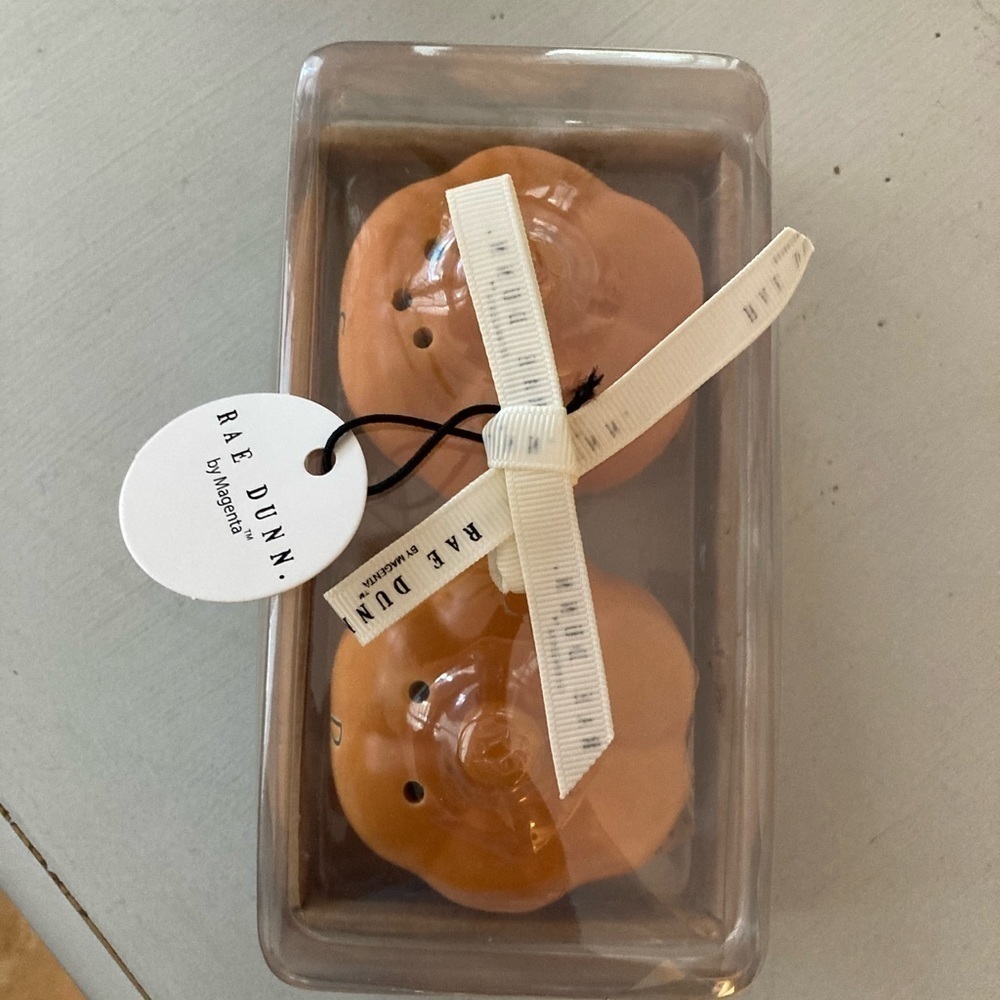NIB! Rae Dunn Pumpkin FALLTHANKSGIVING Salt and Pepper Shakers - Picture 5 of 5